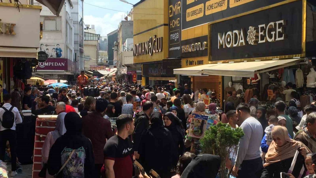 Adana’da vatandaşlar bayram öncesi alışverişe akın etti