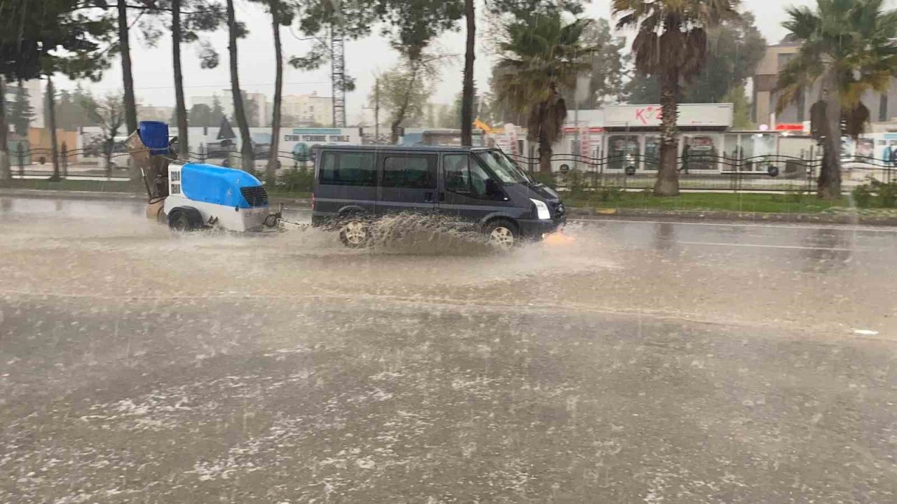 Dolu yağışı Adıyaman’ı beyaza bürüdü