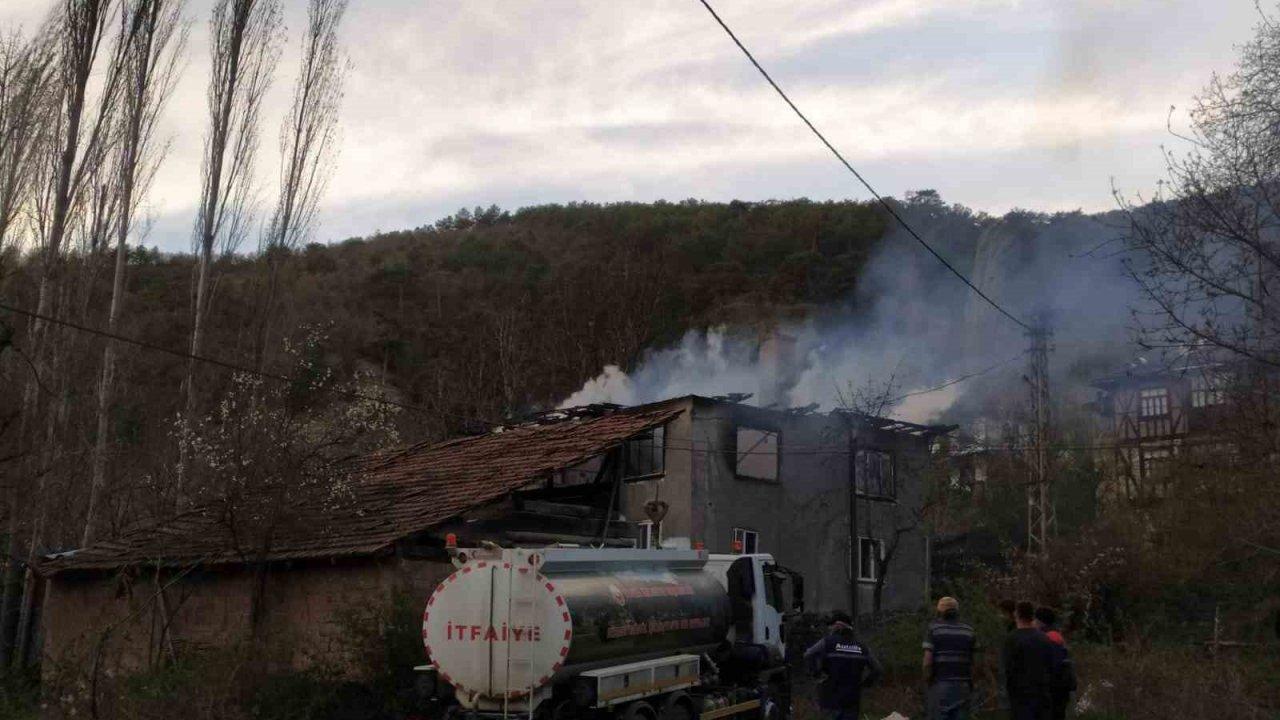 Alevlere teslim olan 2 katlı ev kullanılmaz hale geldi