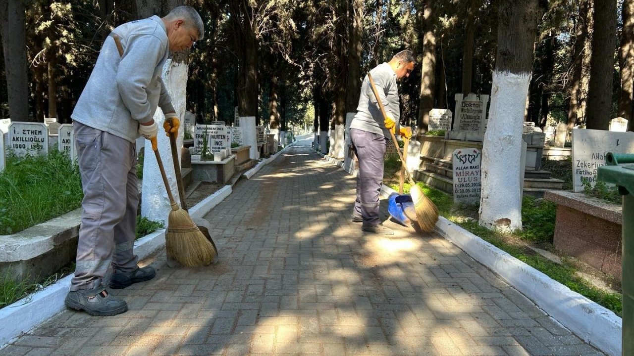 Edremit’te şehitlik ve mezarlıklara bayram bakımı