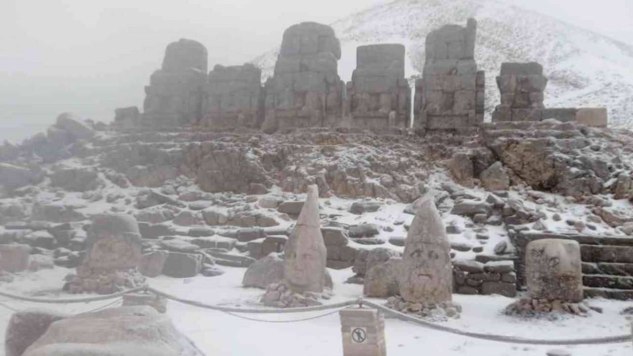 Nemrut Dağı yeniden beyaza büründü