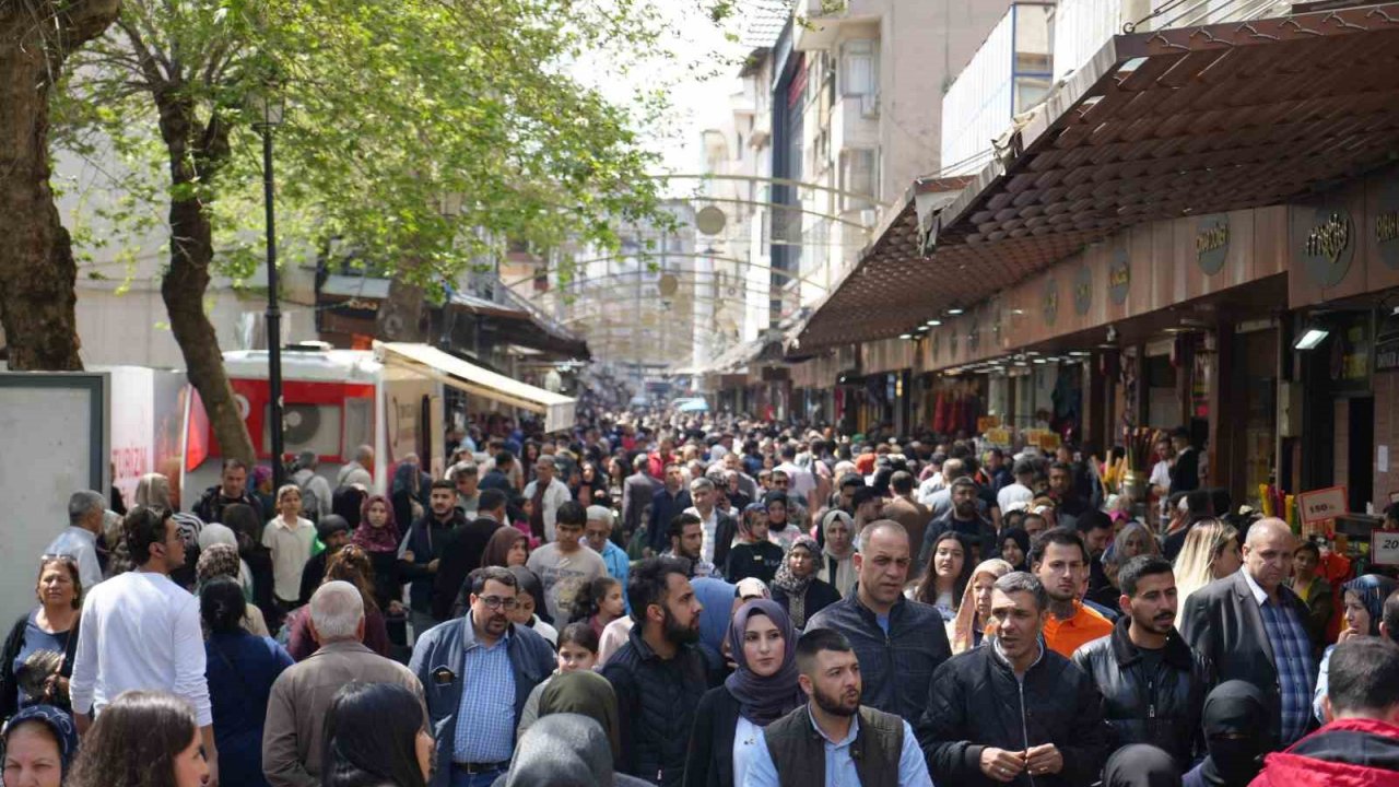 Gaziantep’te çarşı pazarda bayram yoğunluğu