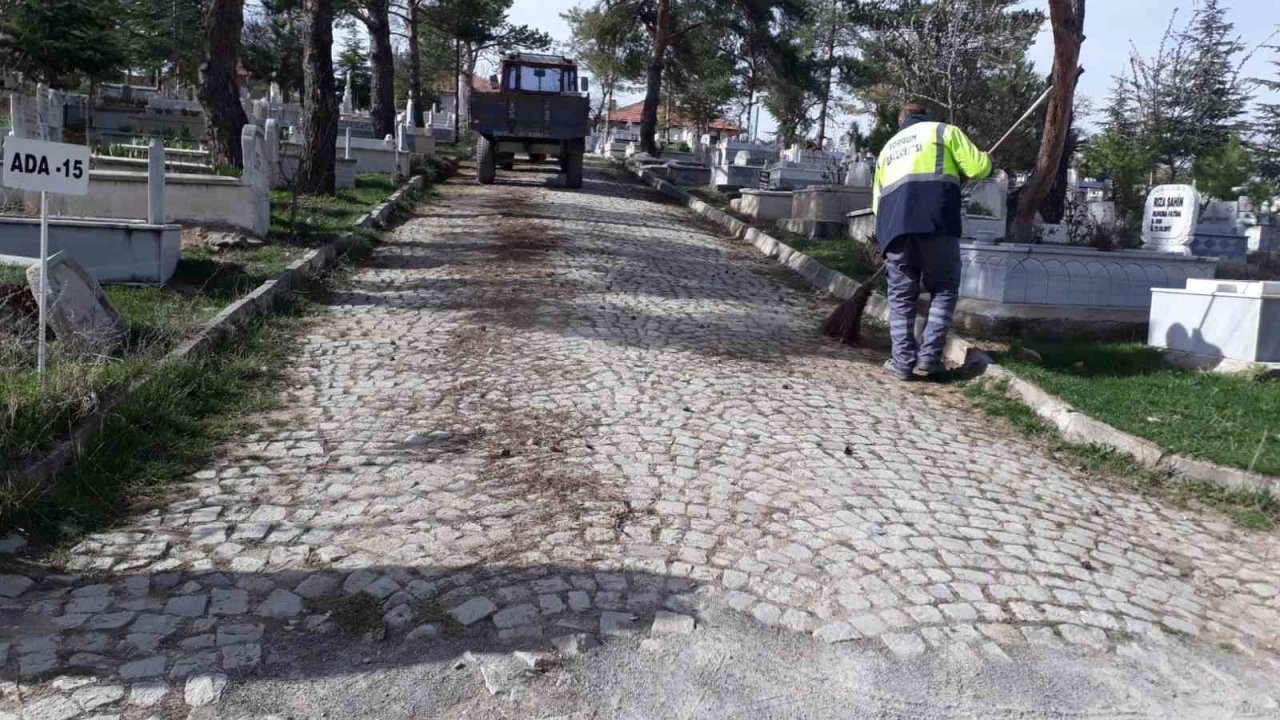 Sorgun Belediyesi mezarlıkta bayram temizliği yaptı