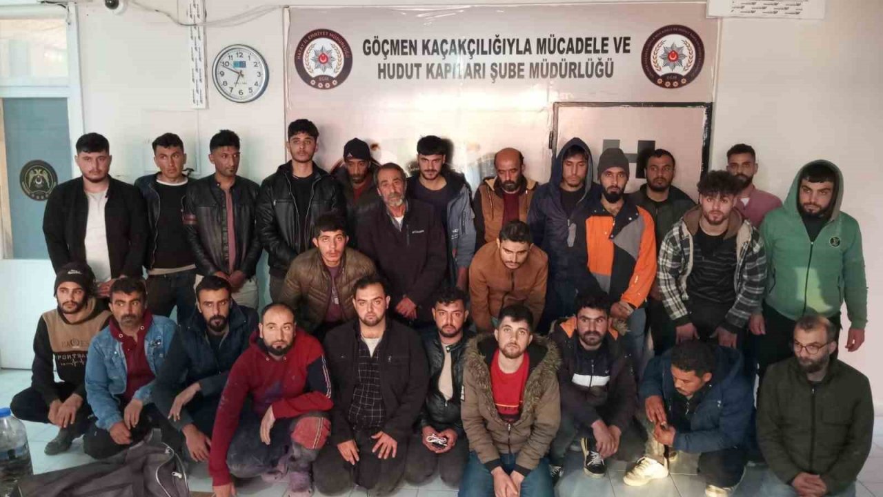 26 kaçak göçmeni tıka basa minibüse dolduran 2 organizatör tutuklandı