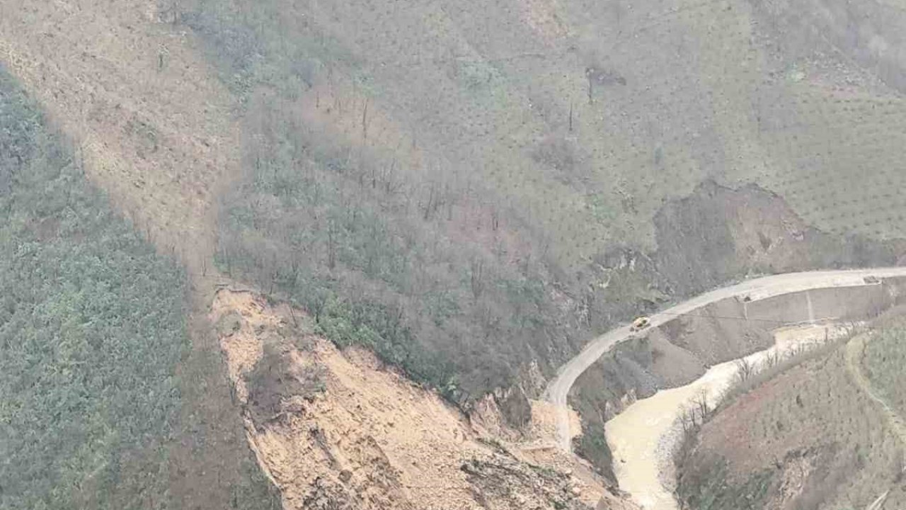 Giresun’da yol çalışması sırasında meydana gelen heyelan nedeniyle birçok köy ulaşıma kapandı