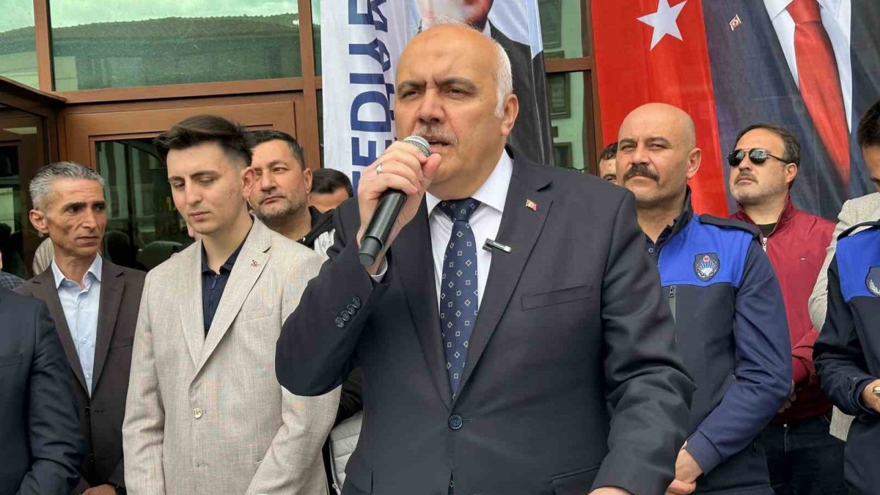 Kızılcahamam’da seçimleri kazanan Süleyman Acar mazbatasını aldı