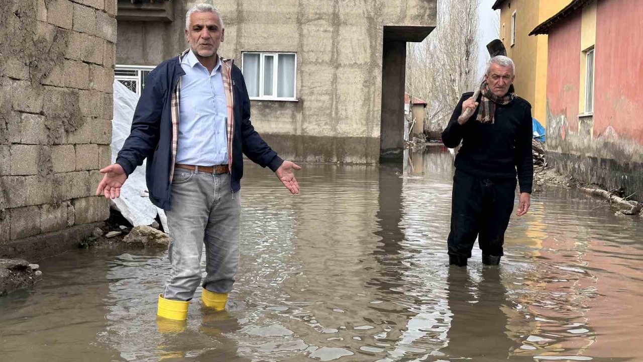 Yüksekova’da sağanak yağışta evler sular altında kaldı