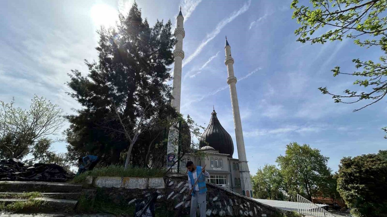 İzmir’de yükümlüler, camileri Ramazan Bayramı’na hazırlıyor