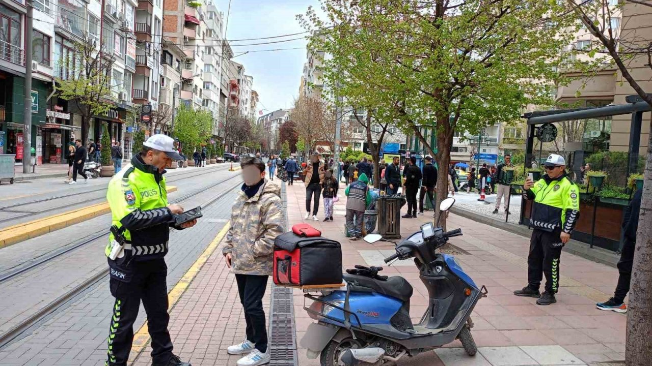 Yaya yoluna giren motosiklet sürücülerine ceza kesildi