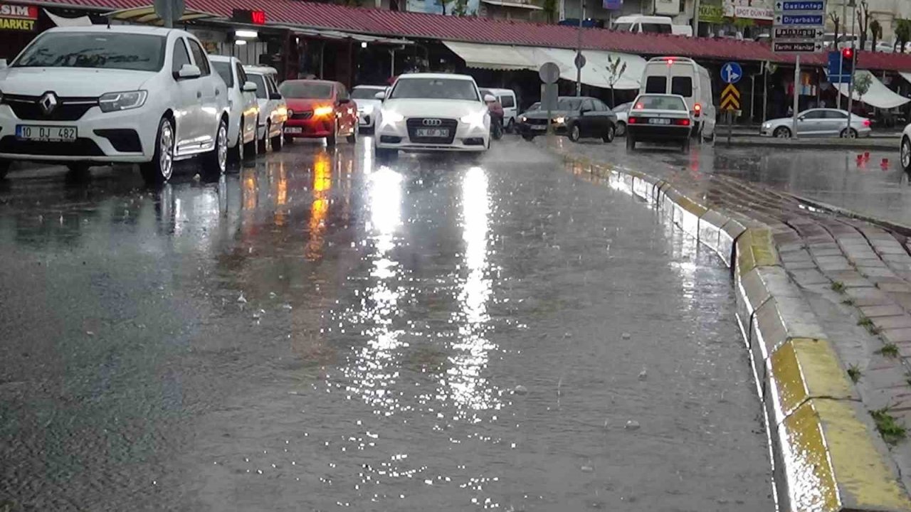 Şanlıurfa’da sağanak yağış etkili oluyor