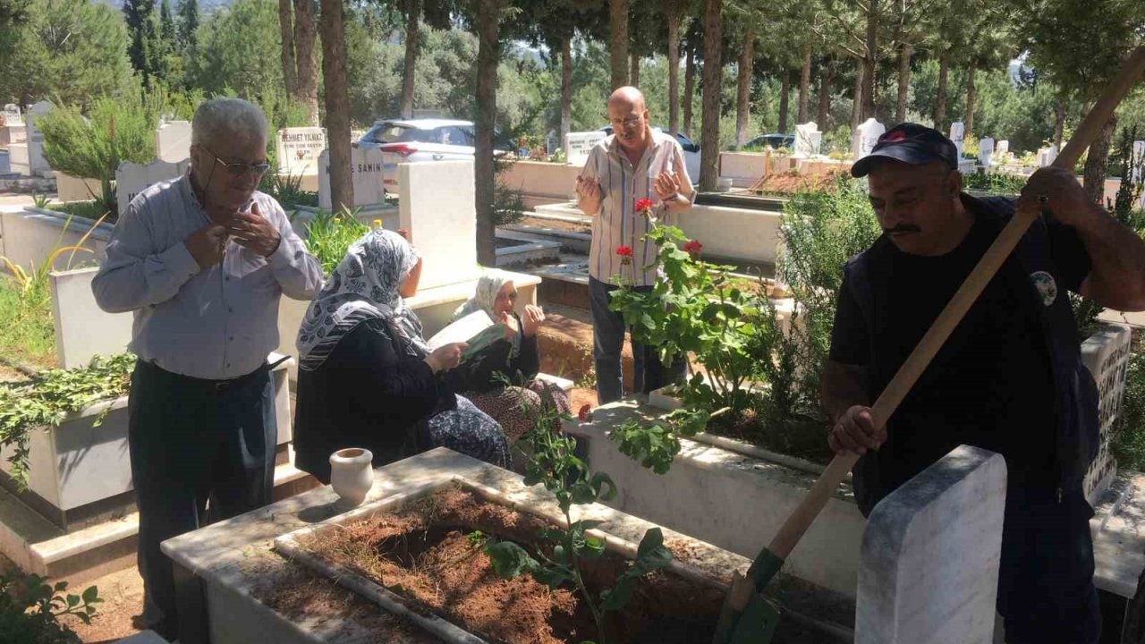 Kemer Mezarlığı’nda bayram yoğunluğu