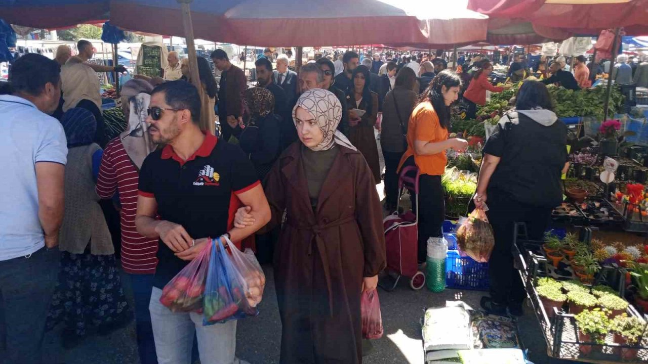 Semt pazarlarında Ramazan Bayramı yoğunluğu