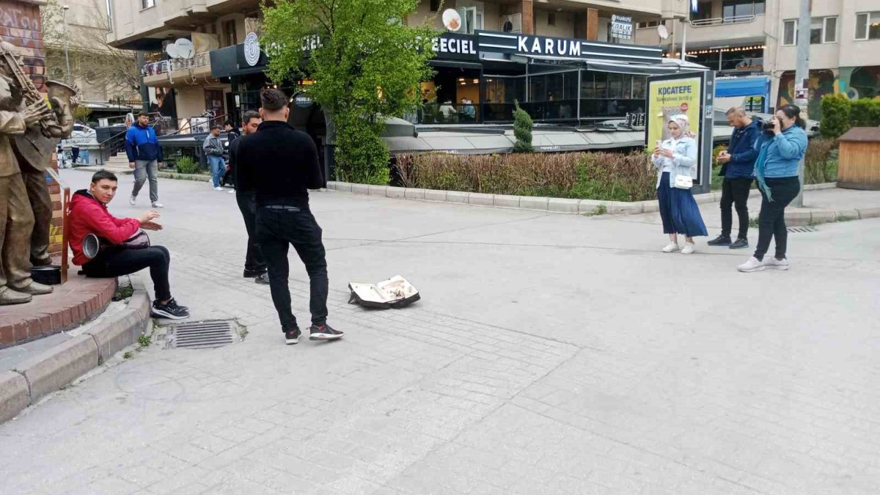 Bayram yoğunluğunu fırsat bilen sokak müzisyenlerinden konserler