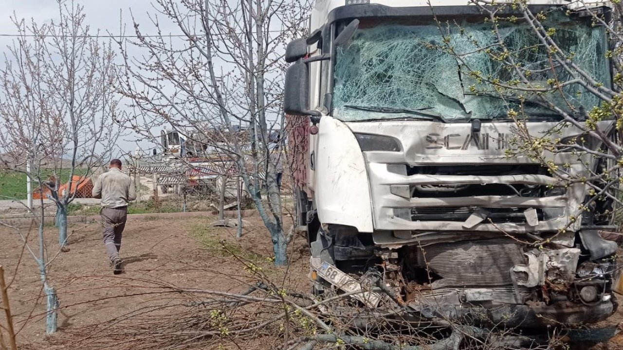 Niğde’de yoldan çıkan tır bahçeye daldı