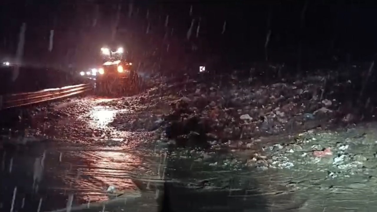 Yüksekova-Van karayolunda heyelan: Yol trafiğe kapandı