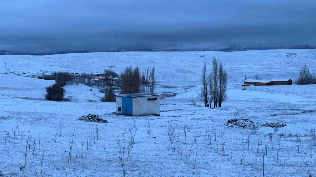 Başkale’de bayram günü kar sürprizi