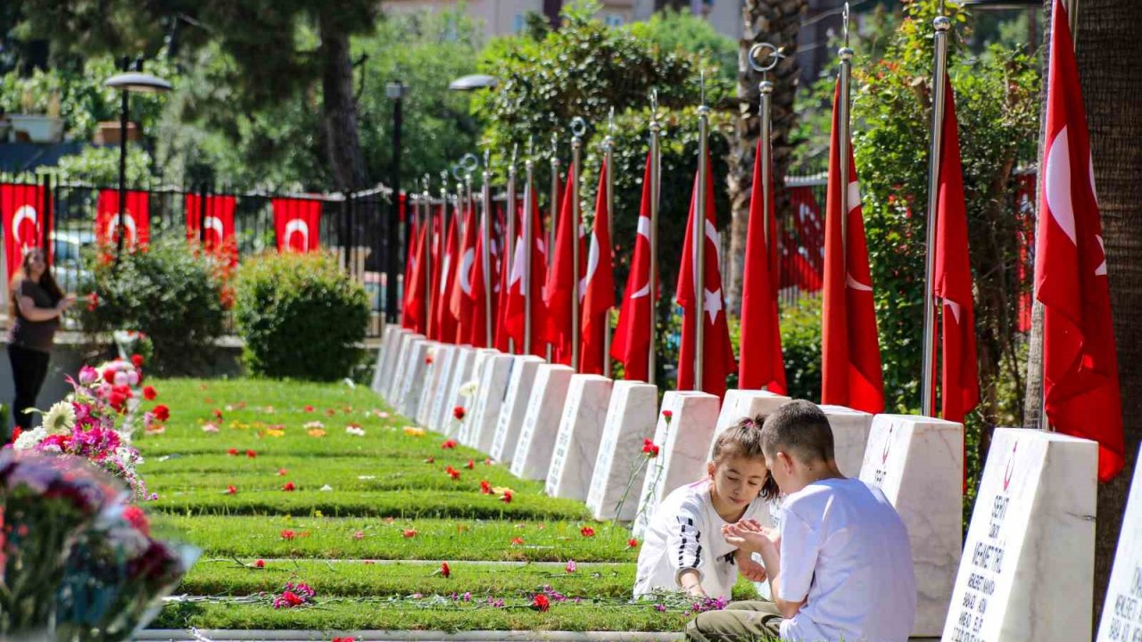 Şehit mezarlığında en buruk bayram