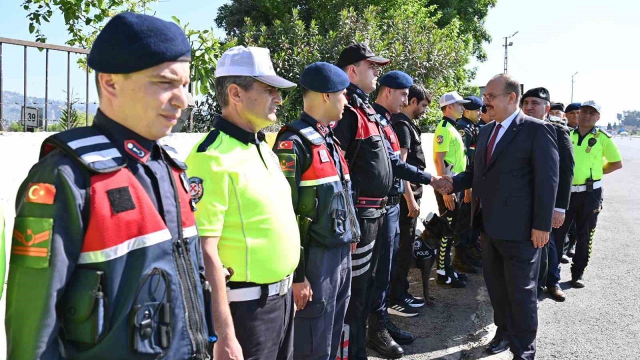 Aydın Valisi Canbolat, emniyet ve jandarma personeliyle bayramlaştı