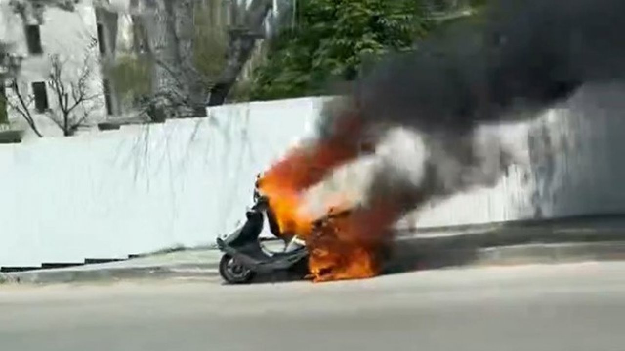 Seyir halindeki motosiklet alev alev yandı, ilk müdahale trafik polisinden