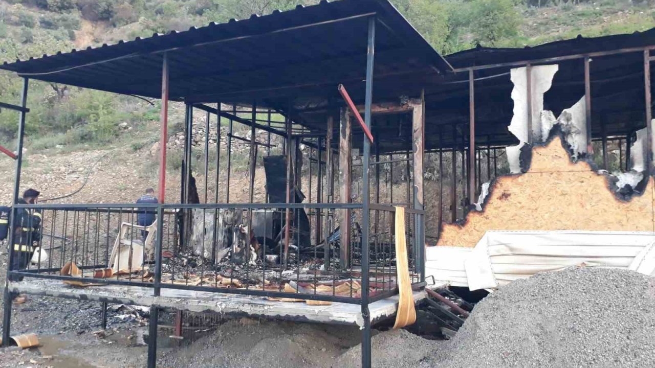 Yangın, müstakil evi kullanılamaz hale getirdi