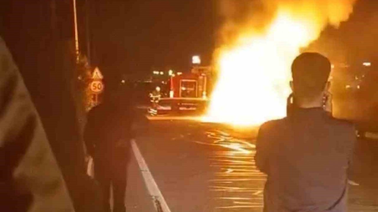 Diyarbakır’da seyir halindeki otomobil alev topuna döndü