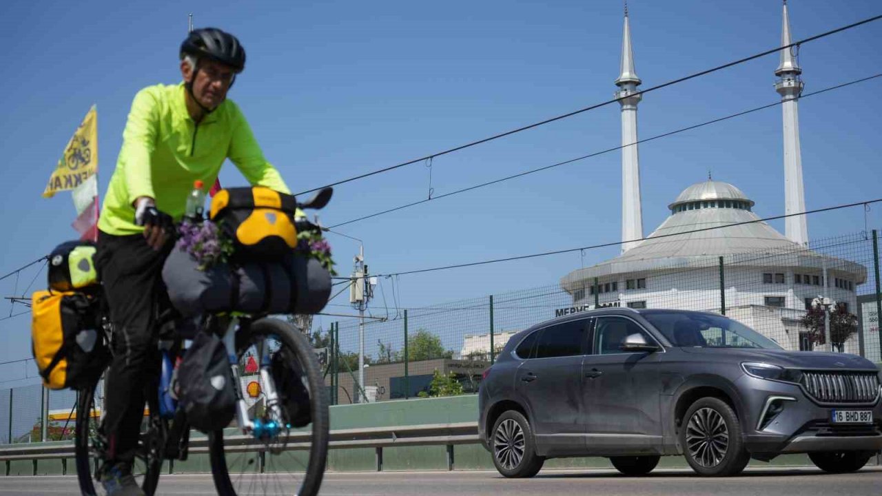 Üsküp’ten Mekke’ye pedal çeviren ikili, Bursa’da mola verdi