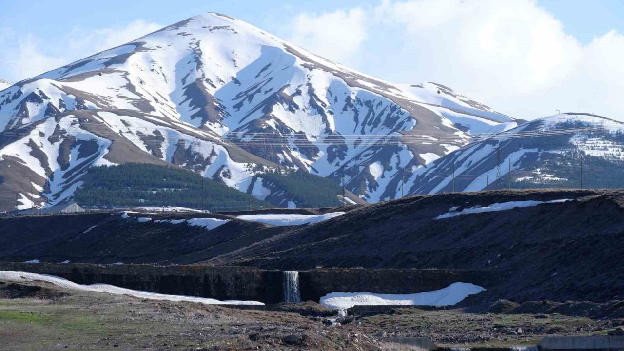 Erzurum’un bir yanı kar bir yanı bahar