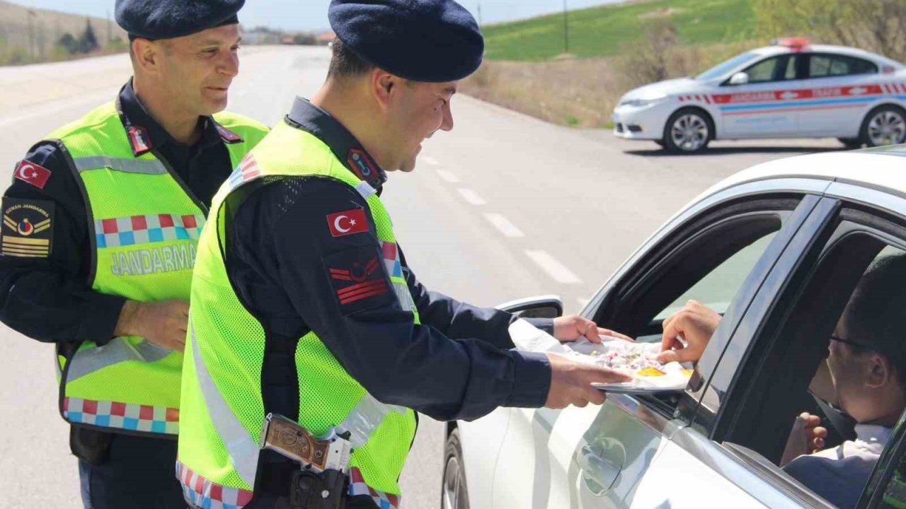 Bolvadin’de jandarmadan lokumlu ve çikolatalı denetim