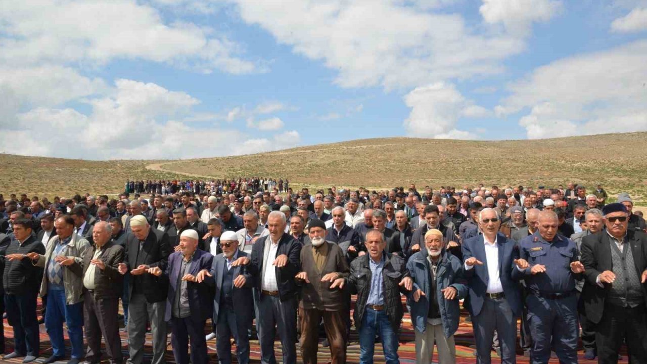 Karaman’da çiftçiler yağmur duasına çıktı