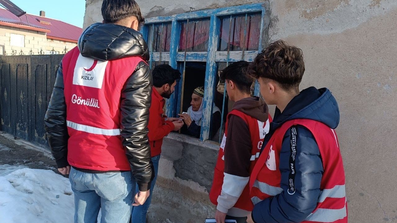 Kızılay Ramazan’da Ağrı’da ihtiyaç sahiplerinin yanında oldu