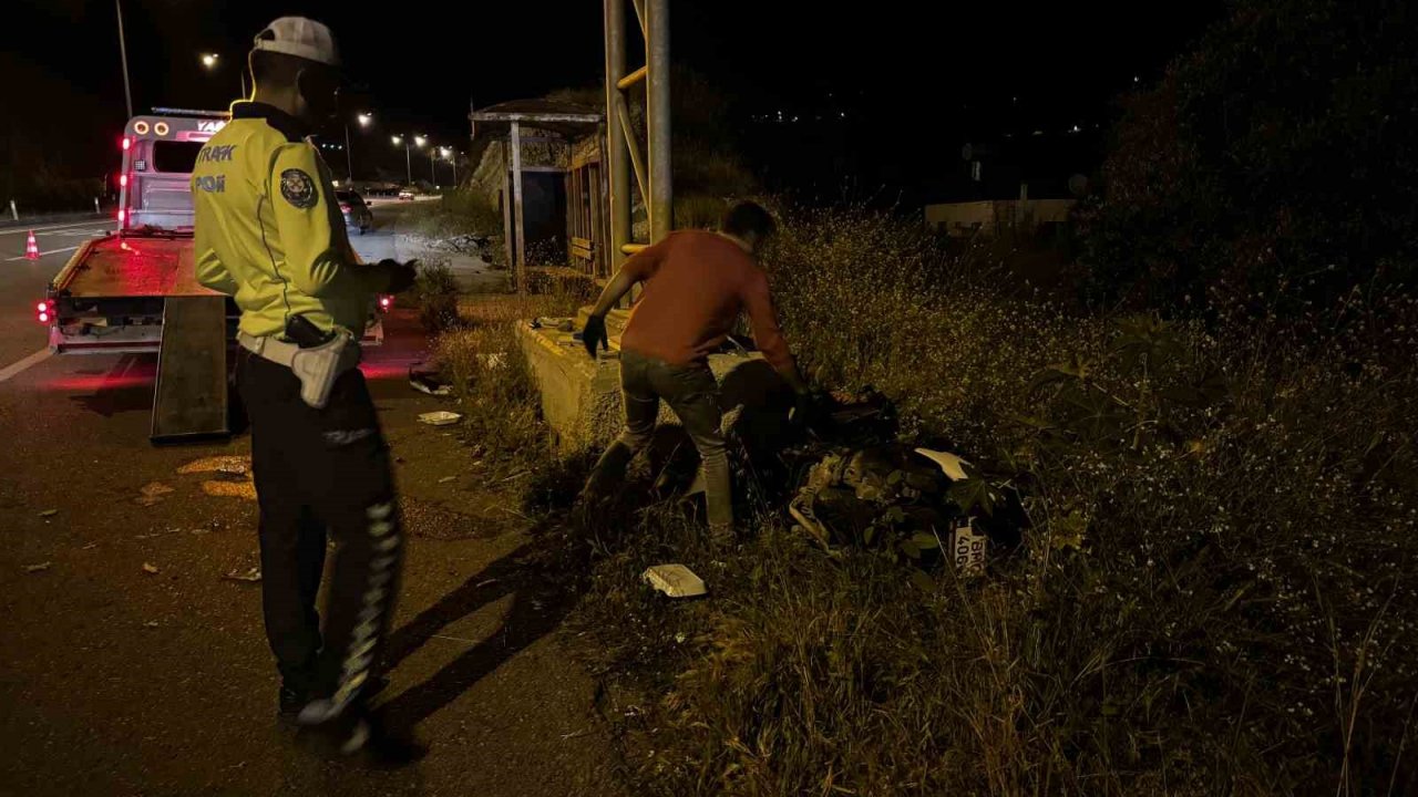 Kontrolden çıkan motosiklet trafik uyarı levhasının beton ayağına çarptı: 1 yaralı