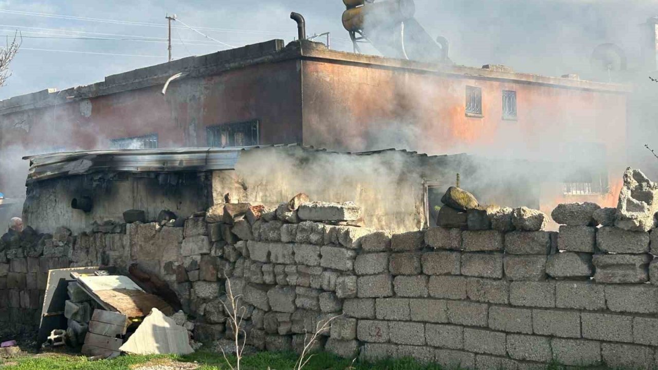 Samanlıkta çıkan yangın eve sıçramadan söndürüldü