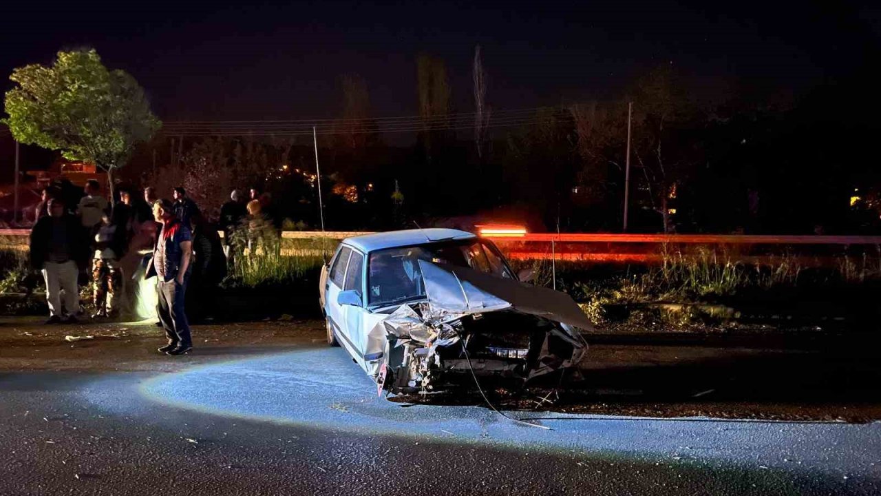 Tokat’ta virajı alamayan otomobil bariyerlere çarptı: 2 yaralı