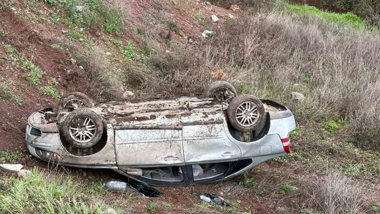 Adıyaman’da otomobil şarampole yuvarlandı: 2 yaralı