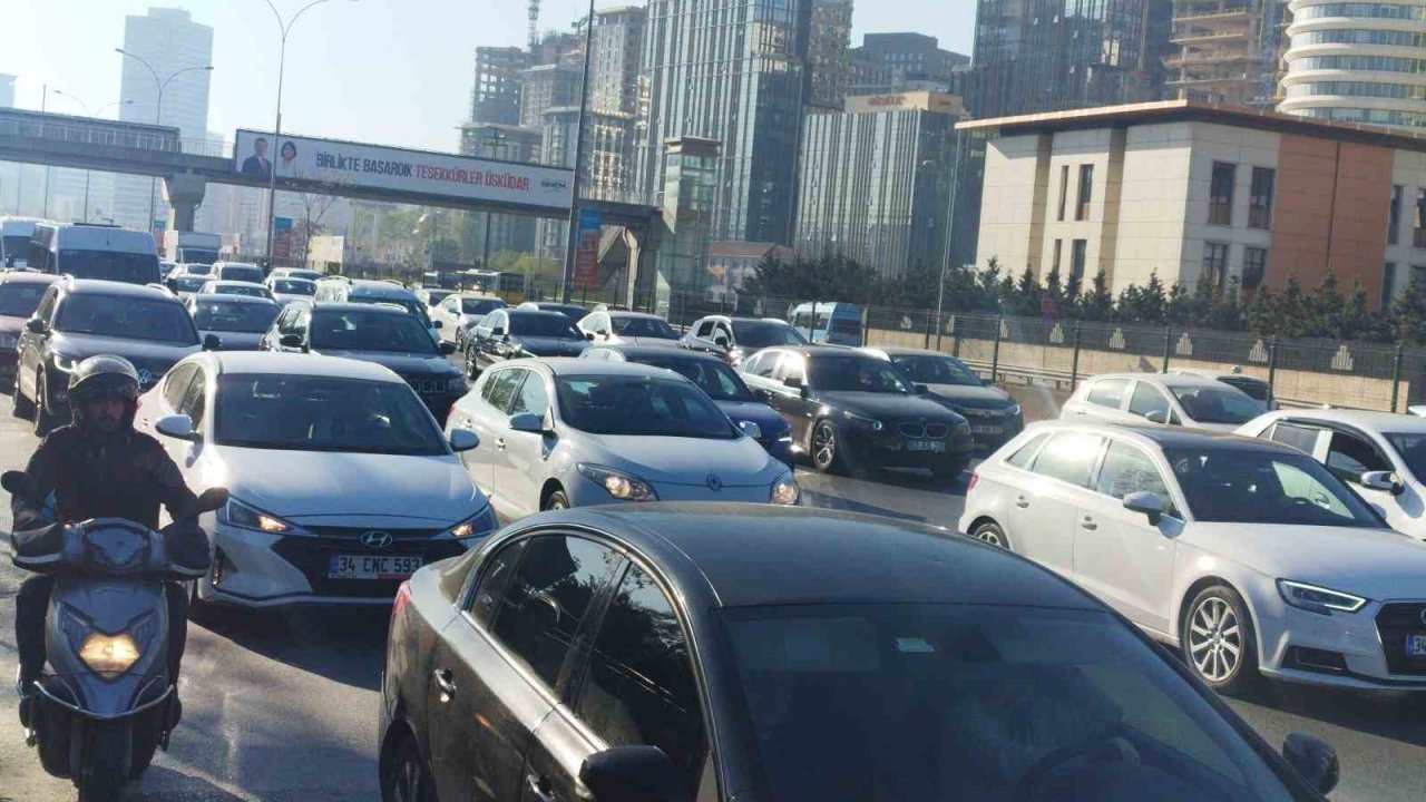 İstanbul’da bayram dönüşü haftanın ilk gününde trafik yüzde 60’lara ulaştı