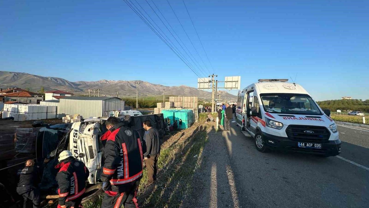 Malatya’da yolcu otobüsü devrildi: Çok sayıda yaralı var