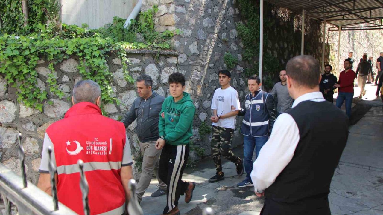 Amasya’da İl Göç İdaresi binasından kaçan 25 kaçak göçmenden 24’ü yakalandı, bakanlık soruşturma başlattı