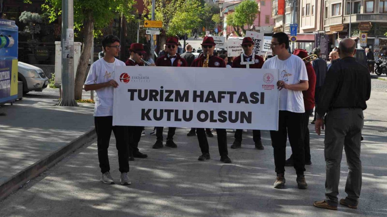 Turizm Haftası için liseli öğrencilerle yürüyüş düzenlendi