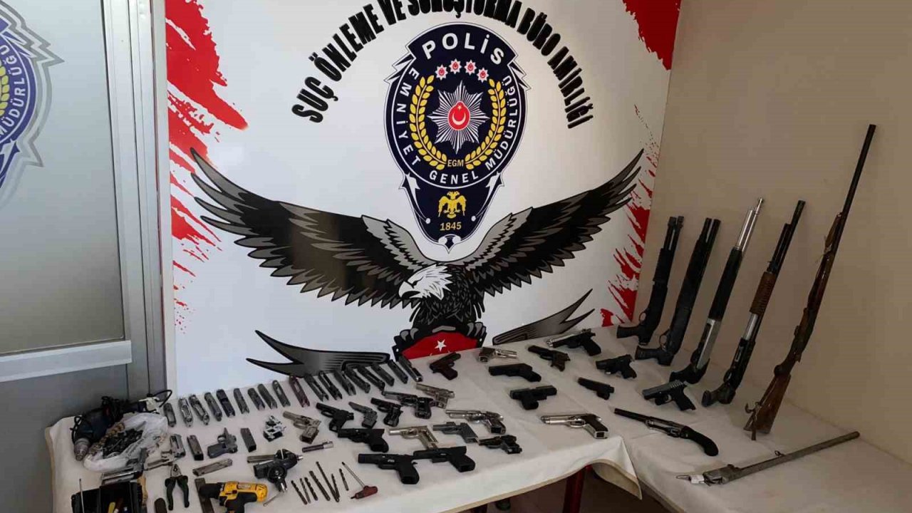 İzmir’de yasa dışı silah ticareti yapan sevgililer yakalandı