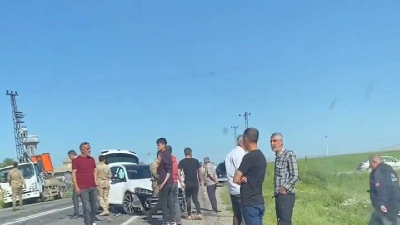 Mardin’de otomobil ile hafif ticari araç çarpıştı: 2 yaralı