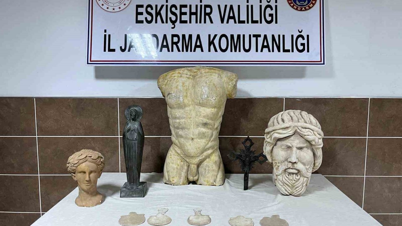Afyonkarahisar’dan Eskişehir’e müşteri aramaya gelen tarihi eser kaçakçısı yakalandı