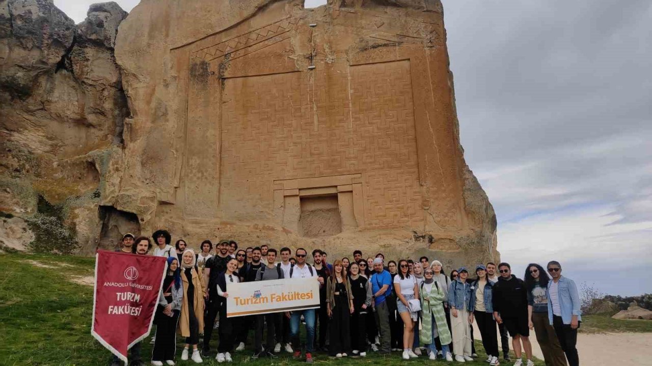 Üniversiteli ve liseli öğrenciler Turizm Haftası’nı Yazılıkaya’da kutladı