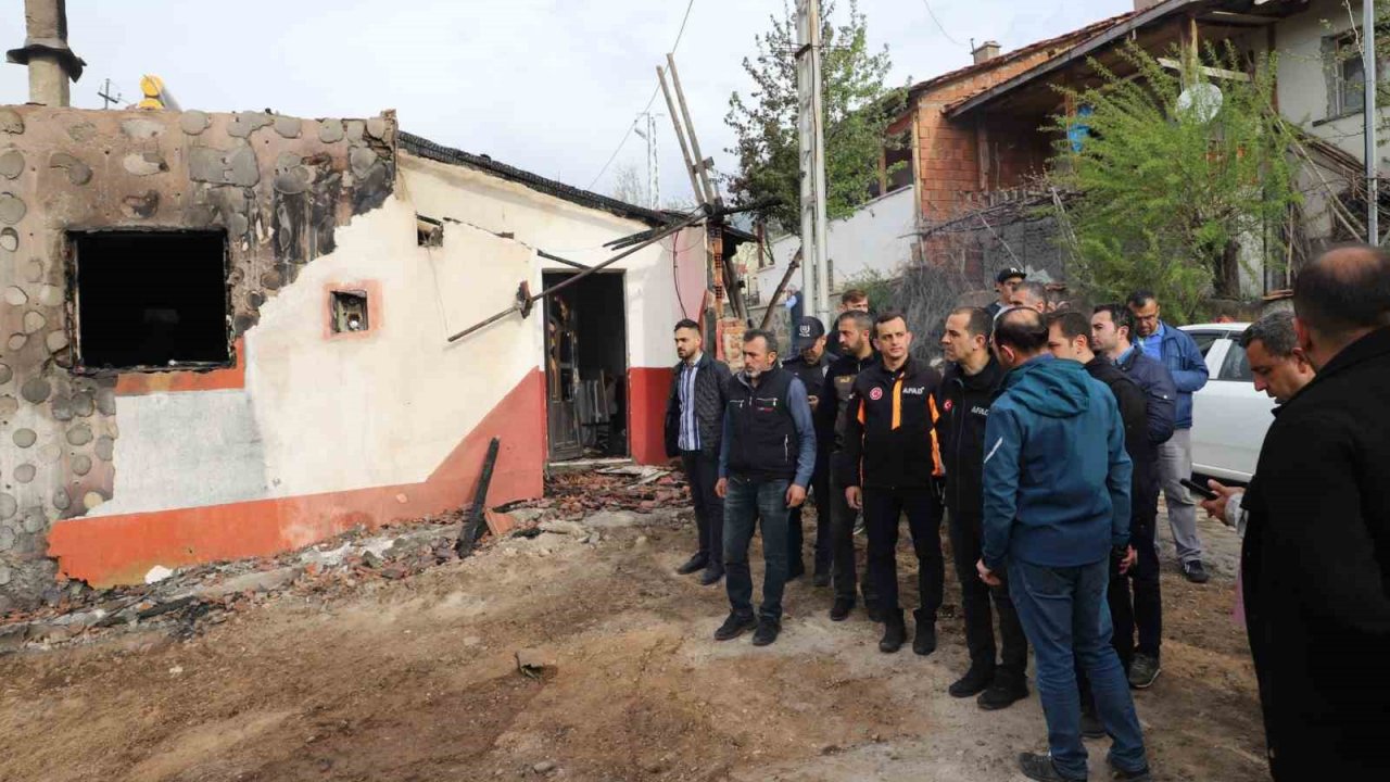 Vali Taşolar’dan 2 evin yandığı, 2 ev ve 2 ahırın hasar gördüğü köyde inceleme