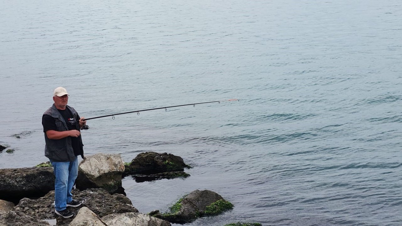 Karadeniz Ereğli’de olta balıkçılarının balık mesaisi