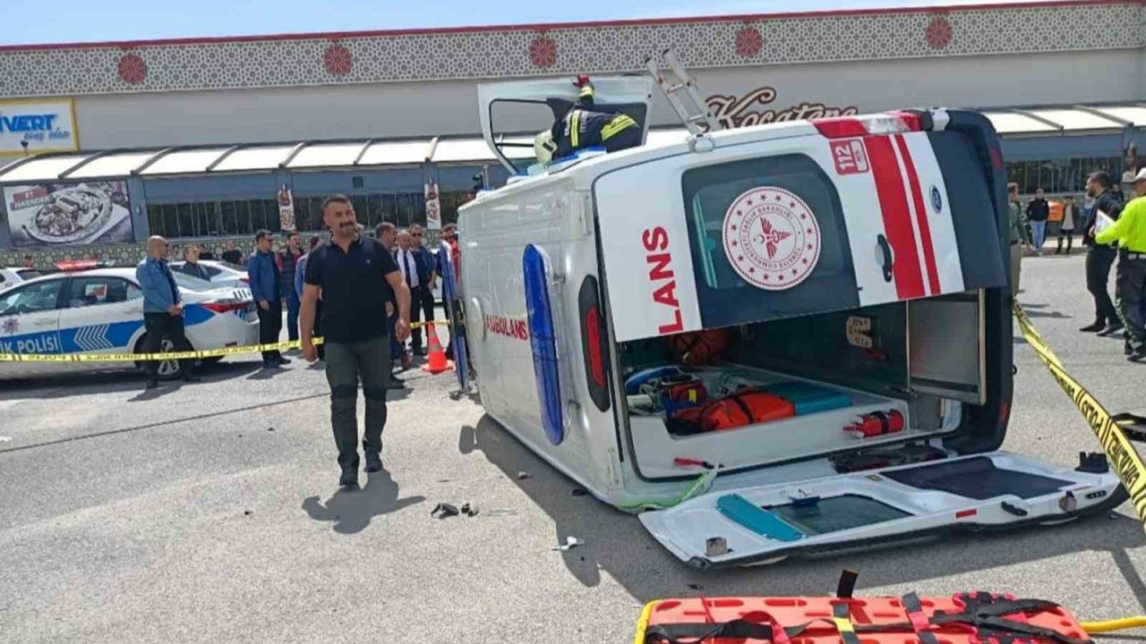 Erzincan’da otomobil ile ambulans çarpıştı: 6 yaralı