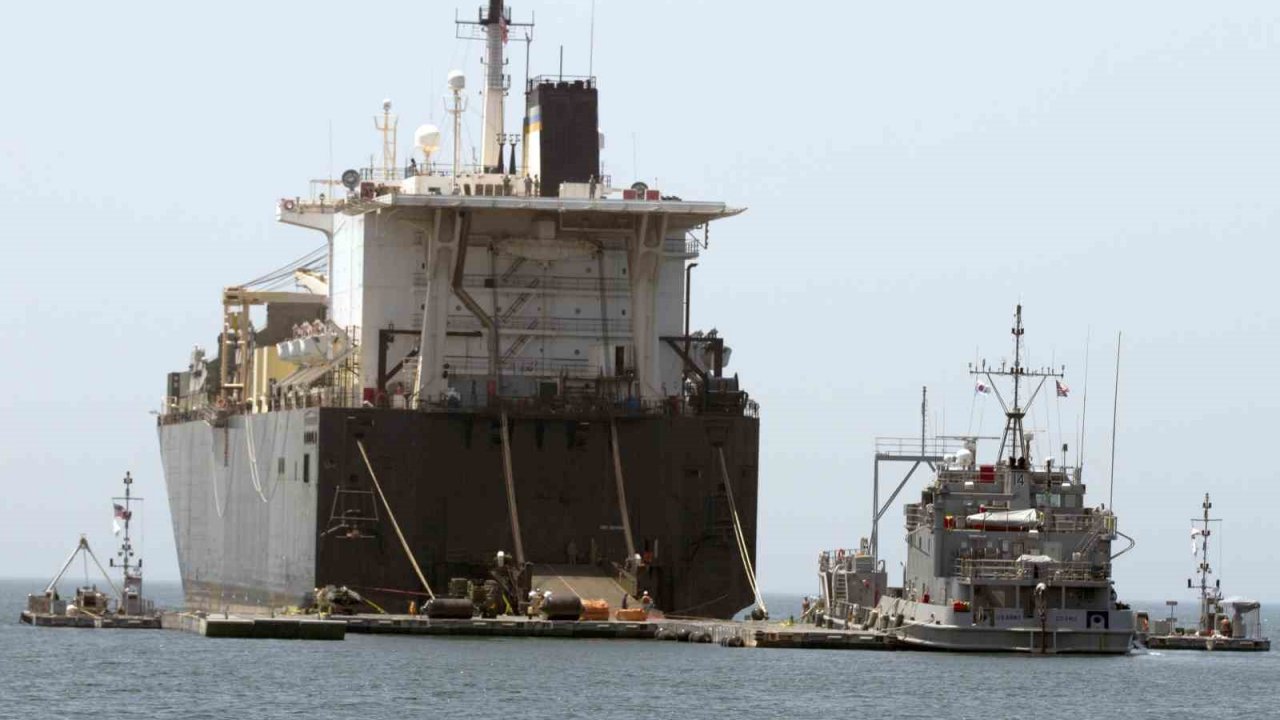 Gazze’ye liman inşası için giden ABD Donanması’na ait geminin makine dairesinde yangın çıktı