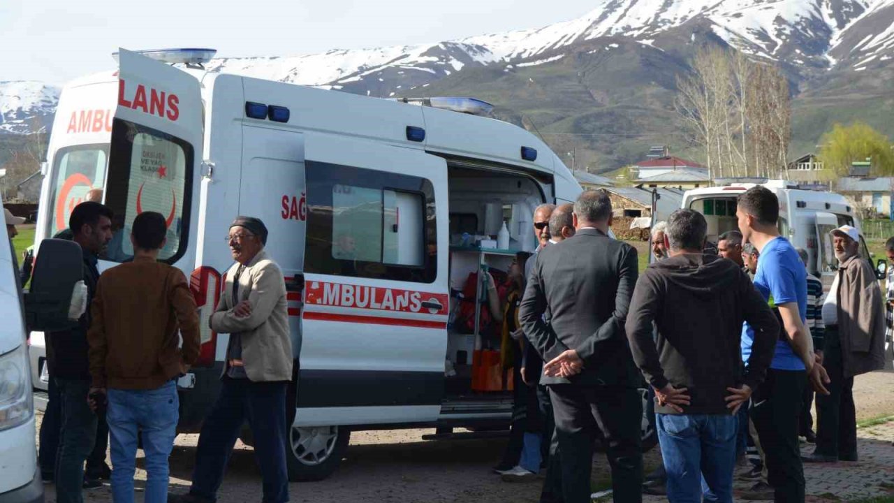 Köy muhtarının aracıyla öğrenci servisi çarpıştı: 10 yaralı