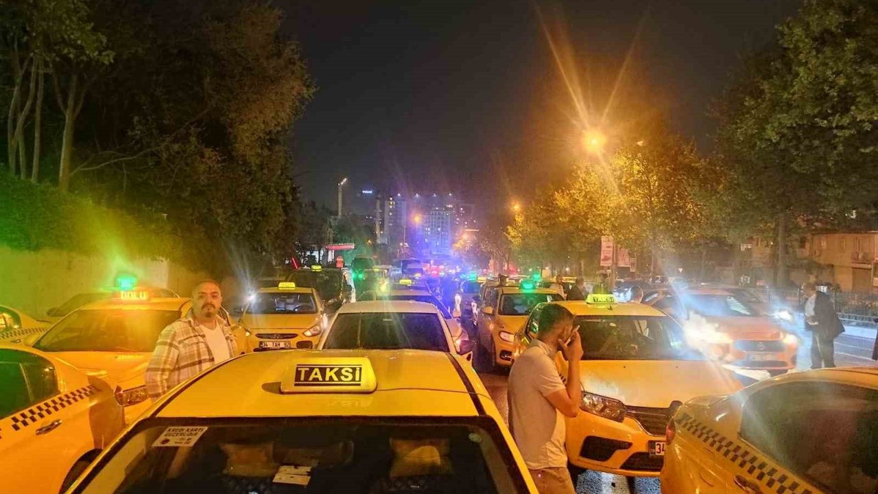 İstanbul’da taksiciler öldürülen meslektaşları için toplandı