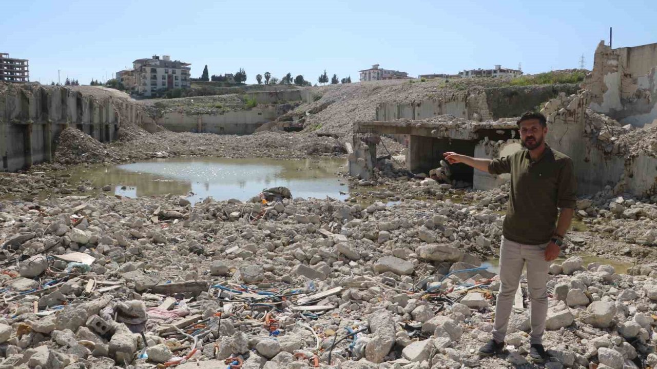 Rönesans Rezidans’tan sağ kurtulmayı başaran adam, depremin üzerinden aylar geçse de devasa yapının yerle bir olma anını unutamıyor