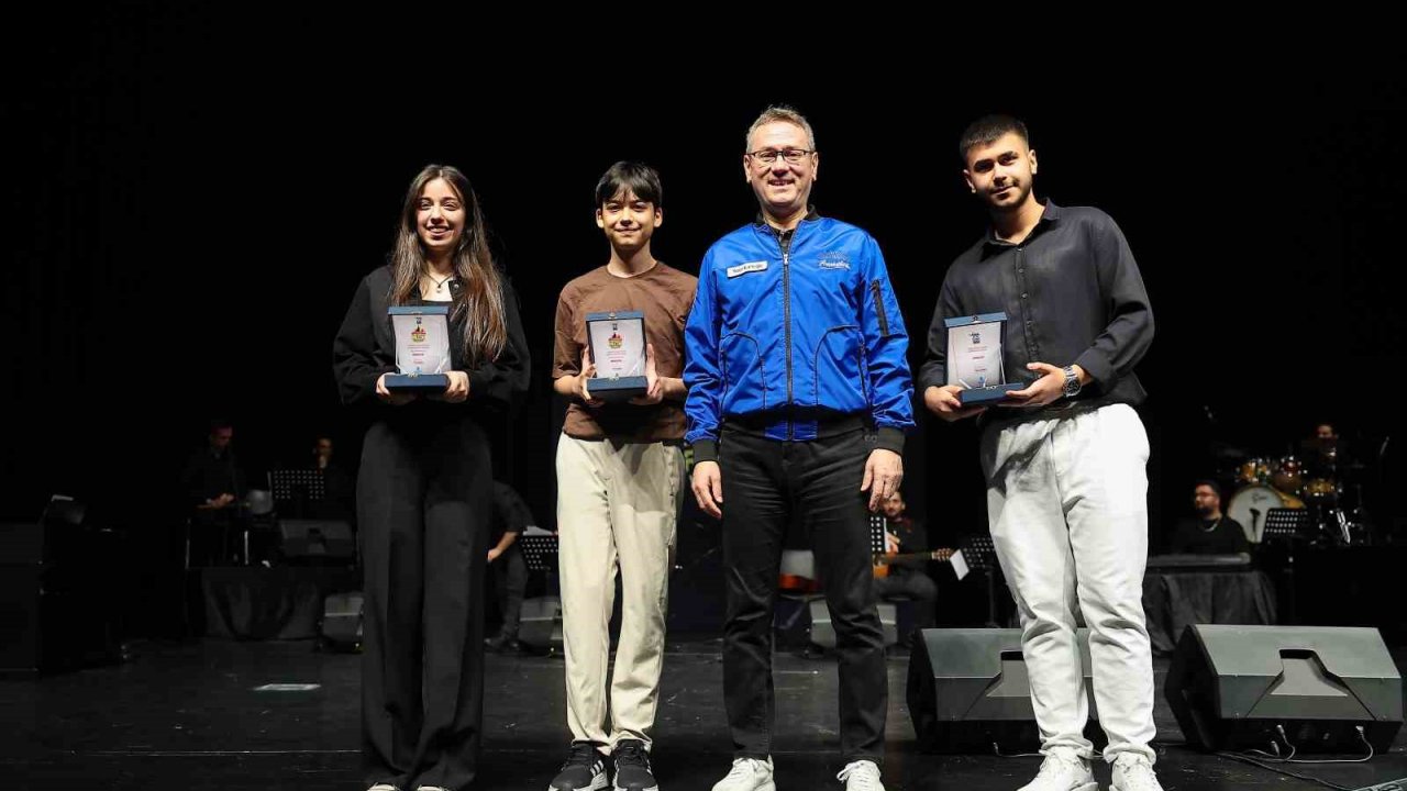 İstanbul gençlik oyunları liseler arası müzik ve şiir yarışmasında en güzel sesler ödüllerini aldı